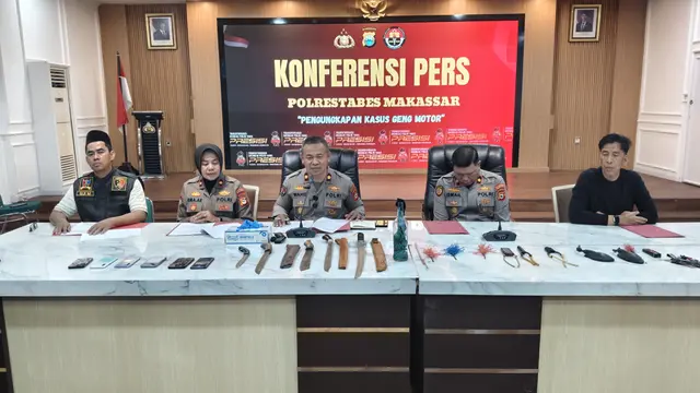 Polisi menyita sejumlah barang bukti di sekitar lokasi tawuran yang terjadi di Kecamatan Panakkukang dan Kecamatan Rappocini, Kota Makassar, Sulawesi Selatan.
