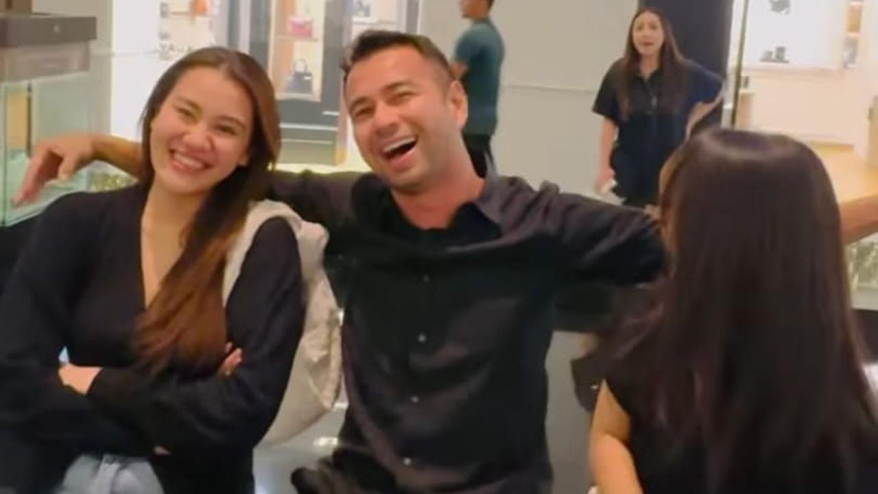 Postingan Raffi Ahmad bersama Fuji dan Aaliyah langsung banjir komentar dari rekan artis dan public figure.<br>