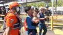 Penumpang kapal feri Putri Yasmin yang berhasil diselamatkan tiba di Pelabuhan Padang Bay, Karangasem, Bali, Rabu, 12 Agustus 2026. (AFP/ Lana Priatna)