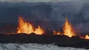 Tampilan dekat segmen aktif selatan dari celah asli gunung berapi aktif di Grindavik di Semenanjung Reykjanes, Islandia, Selasa, 19 Desember 2023. (AP Photo/Marco Di Marco)