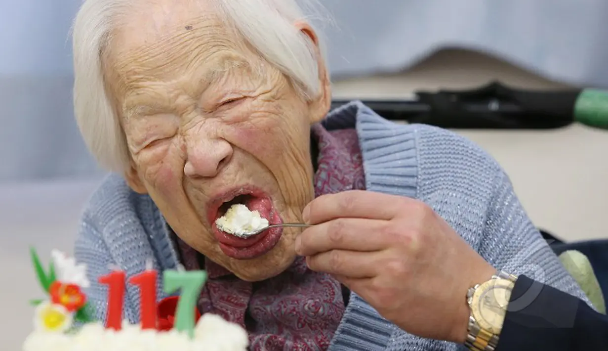 Wanita tertua di dunia Misao Okawa makan kue ulang tahun di rumahnya di Osaka, Jepang, Selasa (5/3/2015). Okawa merayakan ulang tahunnya yang  ke-117.(AFP Photo/Jiji Press)