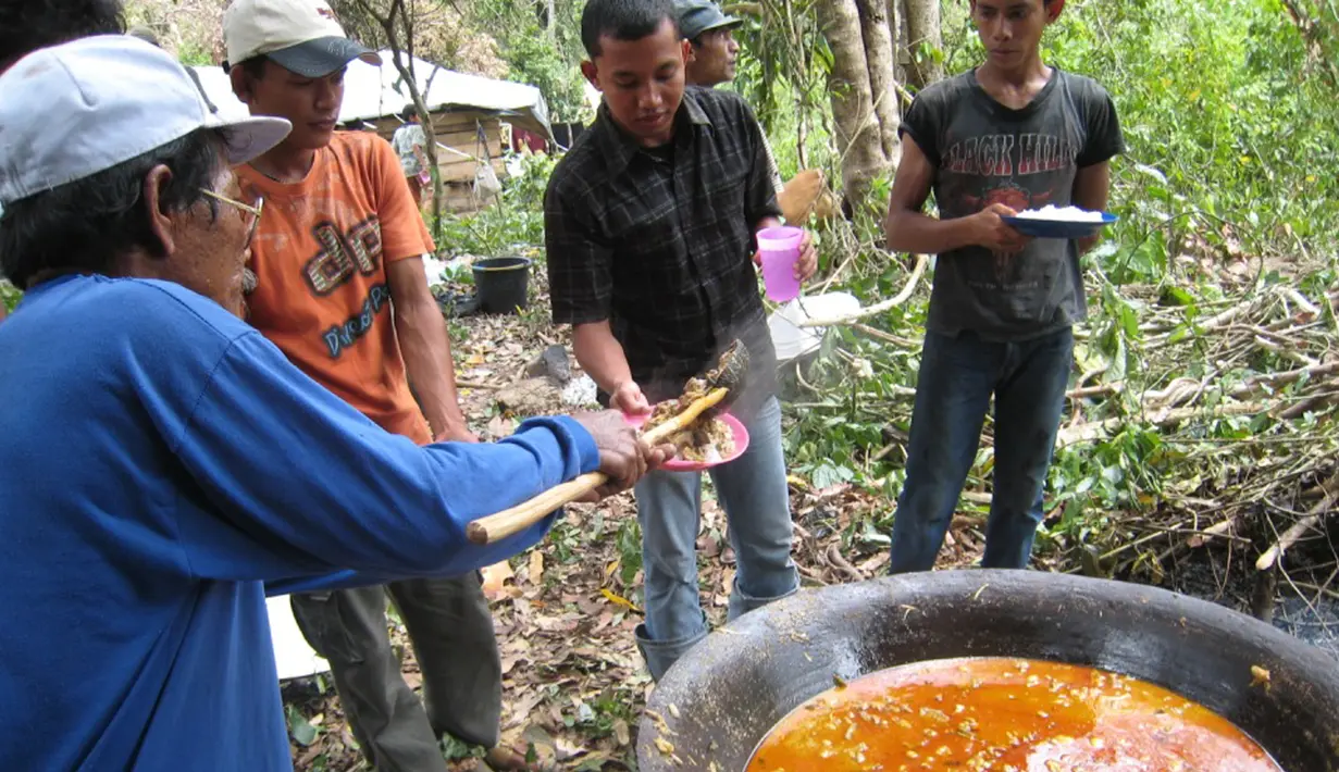 Di Aceh ada tradisi Meugang. Tradisi itu berupa memasak daging yang kemudian dibagikan kepada kaum dhuafa serta dimakan bersama-sema keluarga saat lebaran tiba. (Istimewa) 
