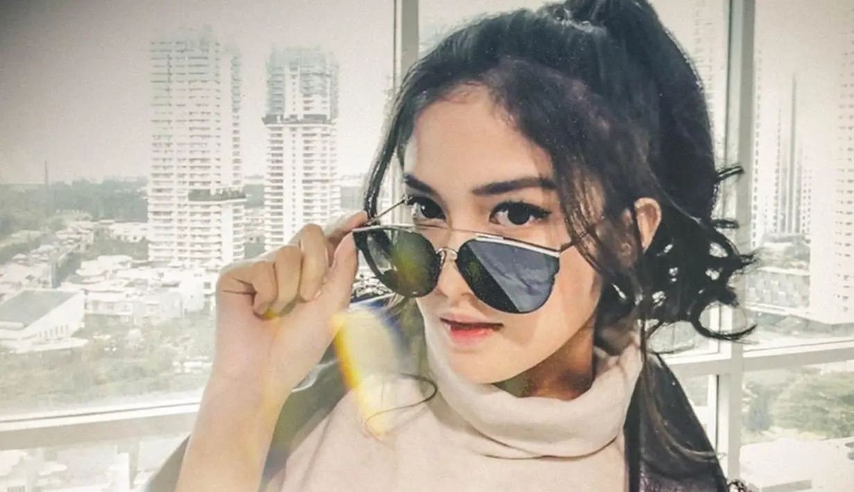 Meski Fandy Susanto mengarahkan pose dari jarak jauh, namun gadis kelahiran 24 Januari 1999 ini nampak tidak kesulitan mendengar arahan. Termasuk ketika dibutuhkan sejumlah variasi gaya selama pemotretan. (Liputan6.com/IG/fdphotography90)