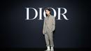 Perdana tampil sebagai duta global, Jimin BTS mengenakan koleksi terbaru Dior Men Fall 2023 saat di Paris Fashion Week. [Dok/Fimela/Dior].