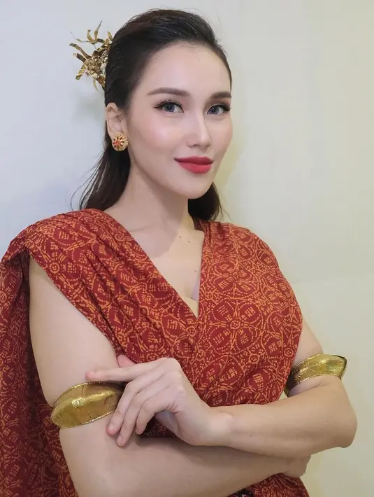 Pulasan lipstik merah juga terlihat amat baik di wajah Ayu Ting Ting. Wajahnya terlihat glowing sempurna memancarkan kecantikan natural. [Foto: Instagram/ayutingting92]