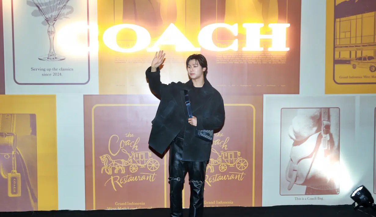 Penampilan gentleman Kang Min Hyuk ini disempurnakan dengan gaya rambut wet look, yang tak berlebihan. [Foto: Document FIMELA/Adrian Putra]