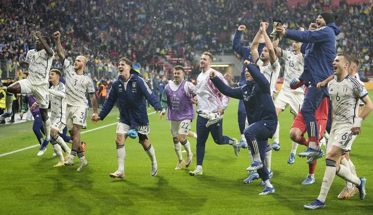 Pemain Italia melakukan selebrasi setelah laga melawan Ukraina dalam duel matchday 10 Kualifikasi Euro 2024 Grup C di Stadion BayArena, Jerman, Selasa, (21/11/2023). Gli Azzurri mengakhiri kualifikasi dengan 14 poin, sama seperti Ukaina. Namun, mereka unggul selisih gol dan berhak finis kedua di klasemen akhir Grup C kualifikasi sekaligus memastikan diri lolos langsung ke putaran final Piala Eropa 2024. (AP Photo/Martin Meissner)