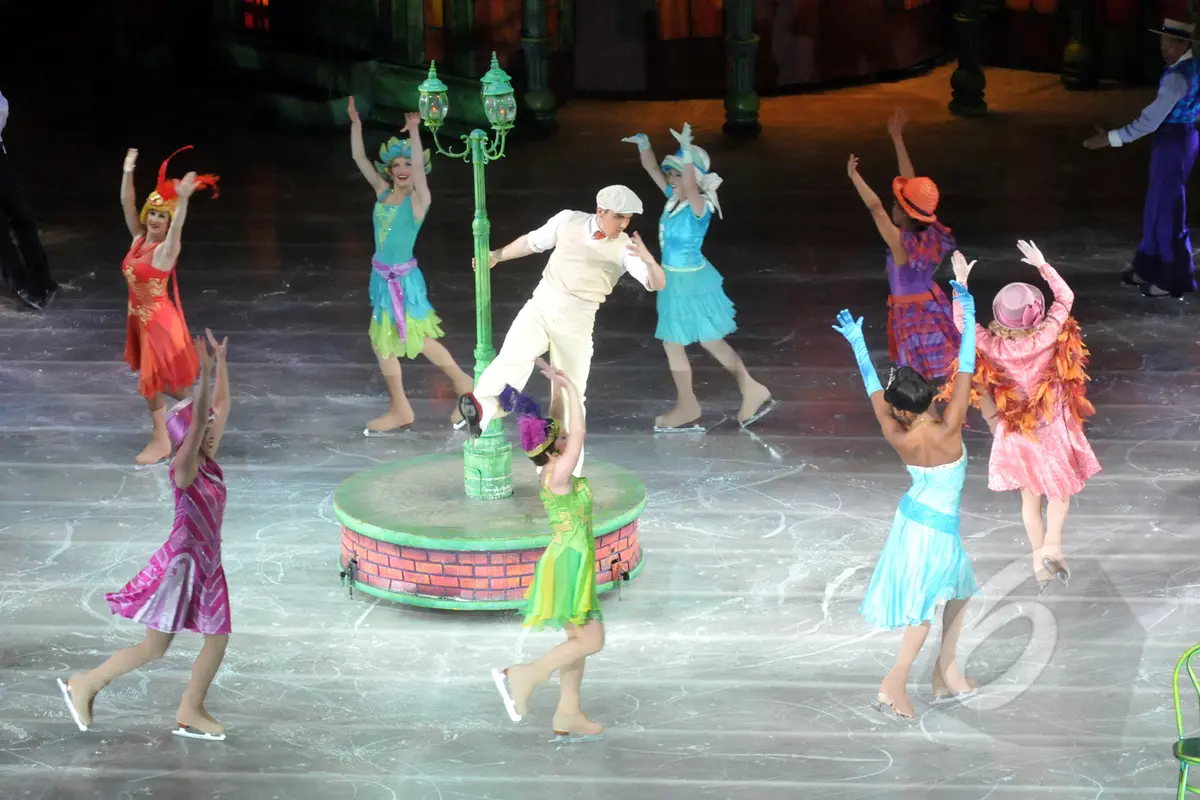 Mickey Mouse Dkk Hibur Penggemar di Senayan