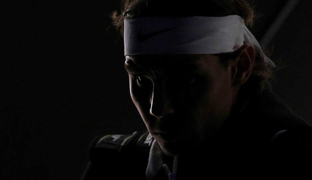 Petenis Spanyol, Rafael Nadal bersiap tampil menghadapi Kevin Anderson pada babak 16 besar BNP Paribas 2015 Masters di Paris, Prancis, Kamis (5/11/2015). (EPA/Yoan Valat)