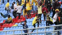 Ulah oknum penonton pada laga Sriwijaya FC vs Arema, Sabtu (21/7/2018), meninggalkan kerusakan di tribune Stadion Gelora Sriwijaya Jakabaring, Palembang. (Bola.com/Riskha Prasetya)