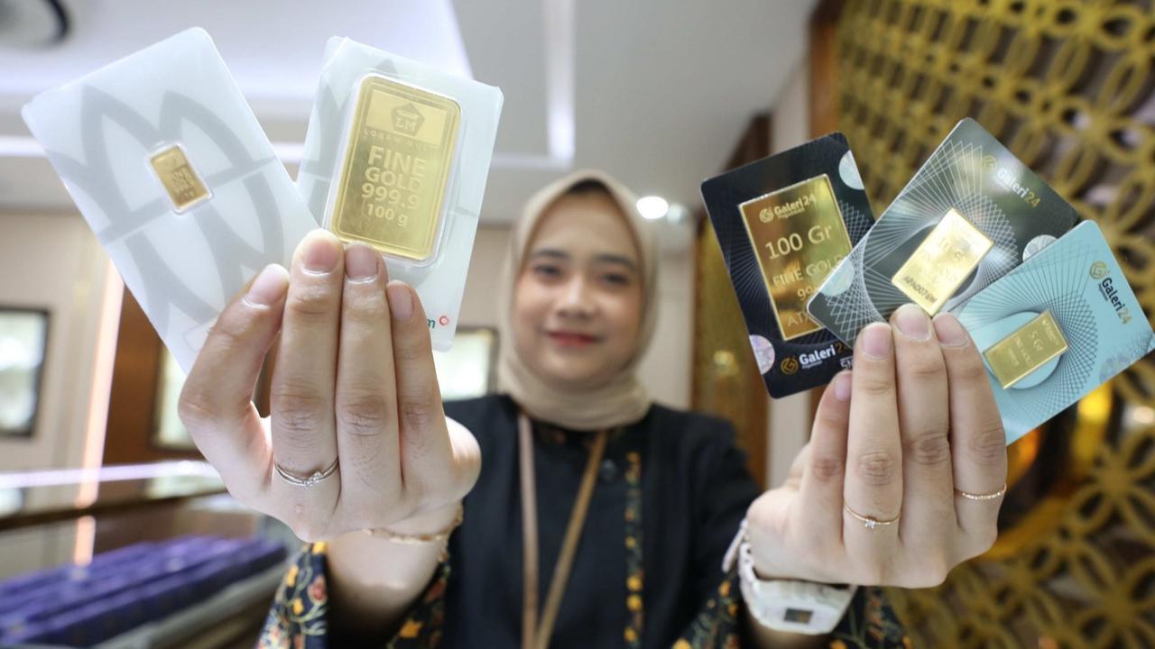Harga Emas Antam Hari Ini Ambruk Rp12.000 per Gram, Cek Lengkapnya di Sini