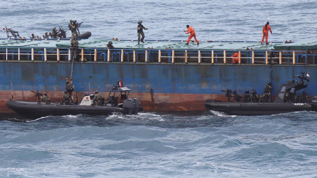 FOTO: Parade Kapal Perang dan Atraksi Prajurit  TNI AL Meriahkan Sailing Pass 2025