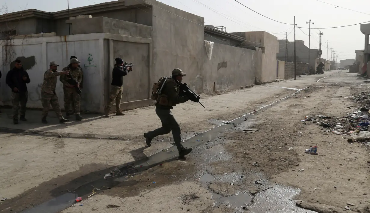 Suasana kontak senjata antara pasukan Irak dan militan ISIS di wilayah Mosul, Irak (10/1). Pertempuran dengan militan ISIS kembali terjadi saat pasukan Irak sedang melakukan evakuasi warga Mosul. (AP Photo/Khalid Mohammed)