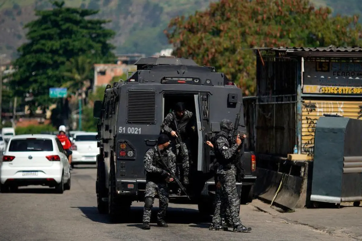 Polisi melancarkan operasi penggerebekan geng narkoba di Brasil setelah menerima laporan bahwa pengedar narkoba merekrut anak-anak untuk geng mereka. (Foto: AFP)