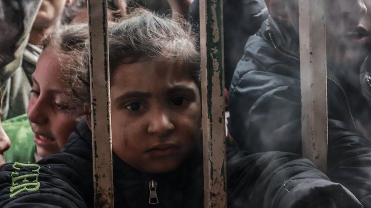 FOTO: Wajah Sedih Anak-Anak Palestina Kelaparan dan Berebut Jatah Makanan di Jalur Gaza