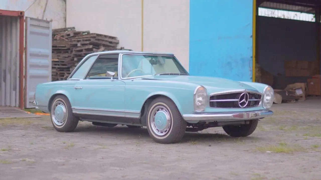 Penampakan mobil klasik Mercy W 113 280 SL Pagoda 8 biru muda tahun 1970 yang dilelang dengan harga Rp4.529.217.000, dengan skema open bidding