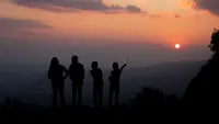 Ilustrasi senja, sunset, matahari terbenam, sahabat. (Image by jcomp on Freepik)