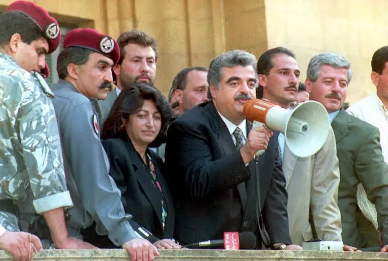 Rafic Hariri, PM Lebanon yang tewas dibom pada 2005 adalah ayah dari Saad Hariri PM Lebanon yang baru saja mundur.  Foto diambil pada  9 Mei 1994 saat ia dijadikan tahanan rumah karena menolak perwakilan Kristen di pemerintahan. (NABIL ISMAIL / AFP)