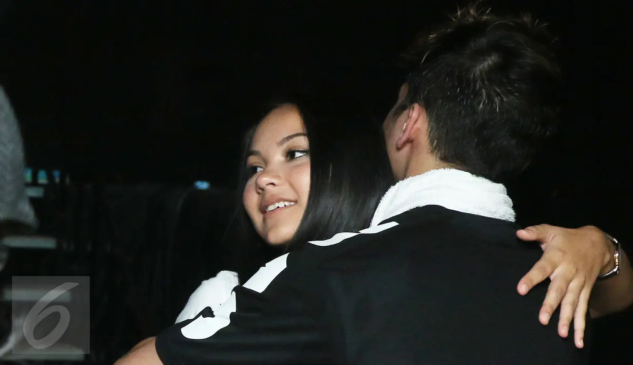 Al Ghazali terlihat memeluk Alyssa Daguise usai mengisi acara di kawasan Senayan, Jakarta, Sabtu (8/5). Kini Al Ghazali mulai sering memamerkan kemesraan dengan gadis turunan Prancis-Indonesia itu di depan publik. (Liputan6.com/Herman Zakharia)