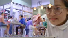 Pembuat model Maggie Chan dari Toma Miniatures bekerja di studionya di Hong Kong, 23 Juni 2021. Dua pembuat model Hong Kong mencoba melestarikan masa lalu arsitektur kota dalam bentuk miniatur yang sangat detail. (Peter PARKS/AFP)
