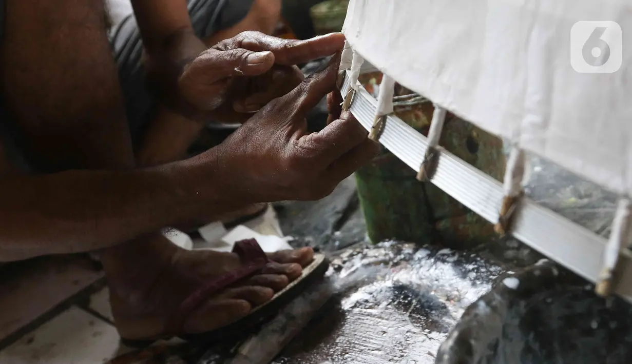 Pekerja menyelesaikan pembuatan barongsai dan liong di kawasan Babakan Pasar, Kota Bogor, Jawa Barat, Rabu (11/1/2023). Industri rumahan produksi Barongsai dan Liong tersebut penjualan meningkat 90 persen  yang dipasarkan ke sejumlah 20 wilayah Indonesia dan Australia, dengan harga sekitar Rp8 juta. (Liputan6.com/Herman Zakharia)