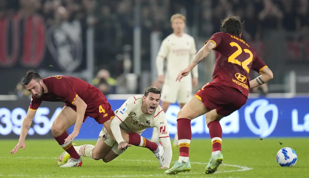 AC Milan harus bermain dengan 10 orang setelah Theo Hernandez melakukan pelanggaran terhadap Lorenzo Pellegrini. Wasit tidak segan mengeluarkan kartu kuning kedua yang mengusir Hernandez dari lapangan. (AP/Gregorio Borgia)