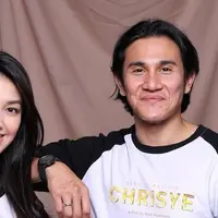 Vino G Bastian dan Velove Vexia langsung ambil tawaran film almarhum Chrisye.