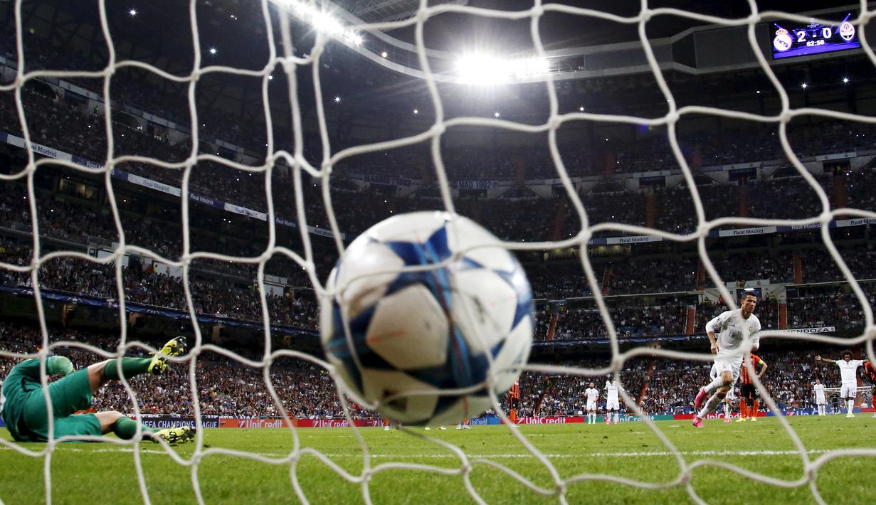 Cristiano Ronaldo saat mencetak gol ke gawang Shaktar Donetsk di laga Grup A Liga Champions yang berlangsung di Stadion Santiago Bernabeu, Madrid, Spanyol. Rabu (16/9/2015) dini hari WIB. (Reuters/Juan Medina)