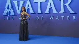 Zoe Saldana berpose saat menghadiri pemutaran perdana  film 'Avatar: The Way of Water' di London, Selasa, 6 Desember 2022. Zoe Saldana terlihat anggun dalam balutan minidress hitam dengan overlay tipis yang menarik perhatian. (Photo by Scott Garfitt/Invision/AP)
