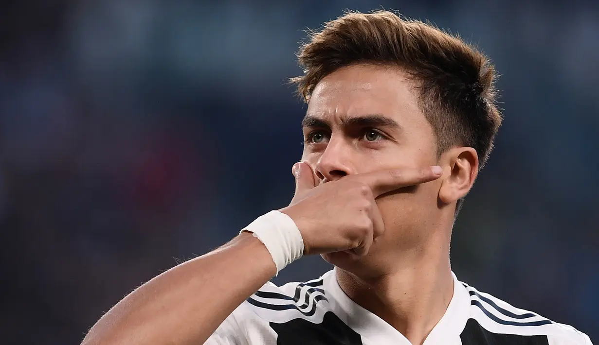 Striker Juventus, Paulo Dybala, merayakan gol yang dicetaknya ke gawang Young Boys pada laga Liga Champions di Stadion Juventus, Turin, Selasa (2/10/2018). Juventus menang 3-0 atas Young Boys. (AFP/Marco Bertorello)