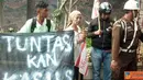 Citizen6, Jakarta: Sahabat Munir melakukan aksi teatrikal mengenai kasus pembunuhan Munir di depan Kejaksaan Agung. (Pengirim: Ozzy Mandeaz)