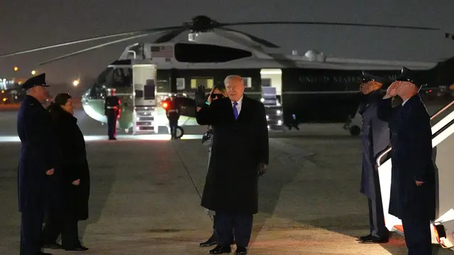 Presiden Amerika Serikat (AS) Donald Trump dan Ibu Negara Melania Trump tiba dengan Air Force One