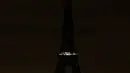 Lampu Menara Eiffel di Paris dipadamkan sebagai penghormatan kepada korban serangan teroris di Masjid Bir el-Abd, Semenanjung Sinai, Mesir (24/11). Sebanyak 235 orang tewas saat serangan kelompok militan. (AFP Photo/Thomas Samson)