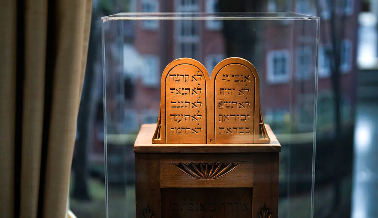 Sebuah Kuil Tora dipamerkan dalam pameran barang-barang peringatan Holocaust di Parlemen Jerman Bundestag, Berlin, Jerman, 23 Januari 2023. Pameran untuk memperingati 70 tahun Yad Vashem, peringatan resmi Israel untuk orang-orang Yahudi korban Holocaust sejak 1953, menghadirkan berbagai benda sehari-hari yang dibawa oleh orang Yahudi ketika mereka melarikan diri dari Nazi. (AP Photo/Markus Schreiber)