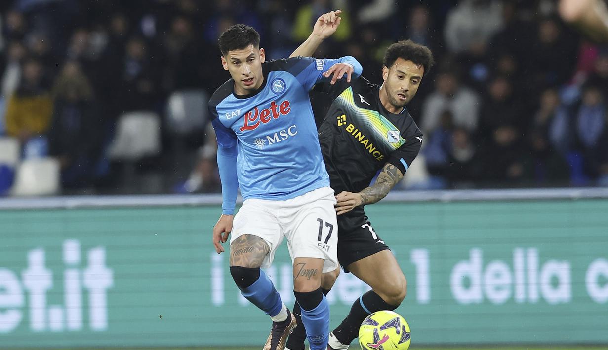 Pemain Napoli, Mathias Olivera berebut bola dengan pemain Lazio, Felipe Anderson, pada laga Liga Italia di Stadion Diego Armando Maradona, Sabtu (4/3/2023). Meski kalah dari Lazio, Napoli masih bertahan di puncak klasemen Liga Italia dengan koleksi 65 poin dari 25 pertandingan. (Alessandro Garofalo/LaPresse via AP)