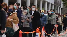Warga antre tes virus corona di pusat pengujian sementara di Hong Kong, 23 Februari 2022. Warga Hong Kong menjadi semakin terganggu dengan desakan pemerintah untuk tetap berpegang pada strategi "nol-COVID" ketika kota itu mencatat rekor jumlah kasus baru lainnya pada hari Rabu. (AP Photo/Vincent Yu)