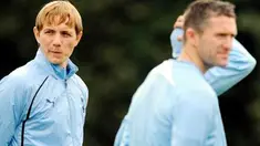 Striker Tottenham Hotspur Roman Pavlyuchenko (kiri), dan rekannya Robbie Keane (kanan) di sesi latihan tim di London, 1 November 2010, jelang laga Liga Champions lawan Inter Milan. AFP PHOTO / GLYN KIRK 