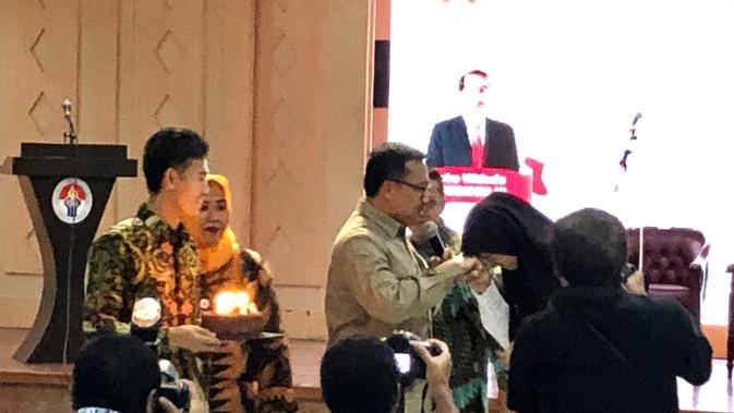 Calon Paskibraka Nasional 2019 asal Kepulauan Riau, Wiwik Yulianti, dapat kejutan dari Menpora Imam Nahrawi. (Foto: Ratu Annisaa/Liputan6.com)