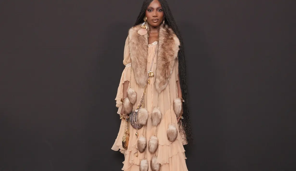 Aksi layering pada busana yang dikenaka Doechi juga menampilkan kesan yang begitu memikat. [Foto: Chloé.dok]