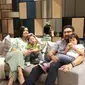 Surya Saputra dan Cynthia Lamusu bersama kedua buah hati mereka, Tatjana dan Bima. (dok. Instagram @cynthia_lamusu/https://www.instagram.com/p/B6elyDNnvHR/)