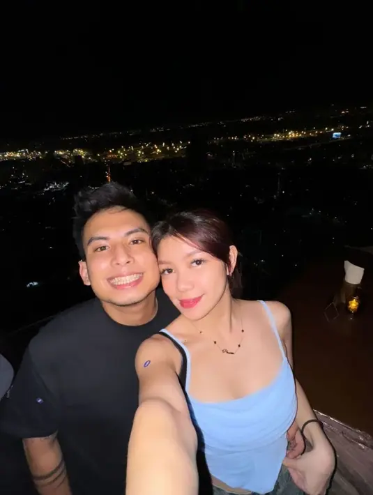 Momen Niko Al Hakim Lamar Regina Phoenix di Thailand (Sumber: Instagram/okinpth, reginaaphx)