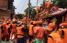 50 Petugas kebersihan & 10 truk, bongkar kios pedagang Karang Anyar