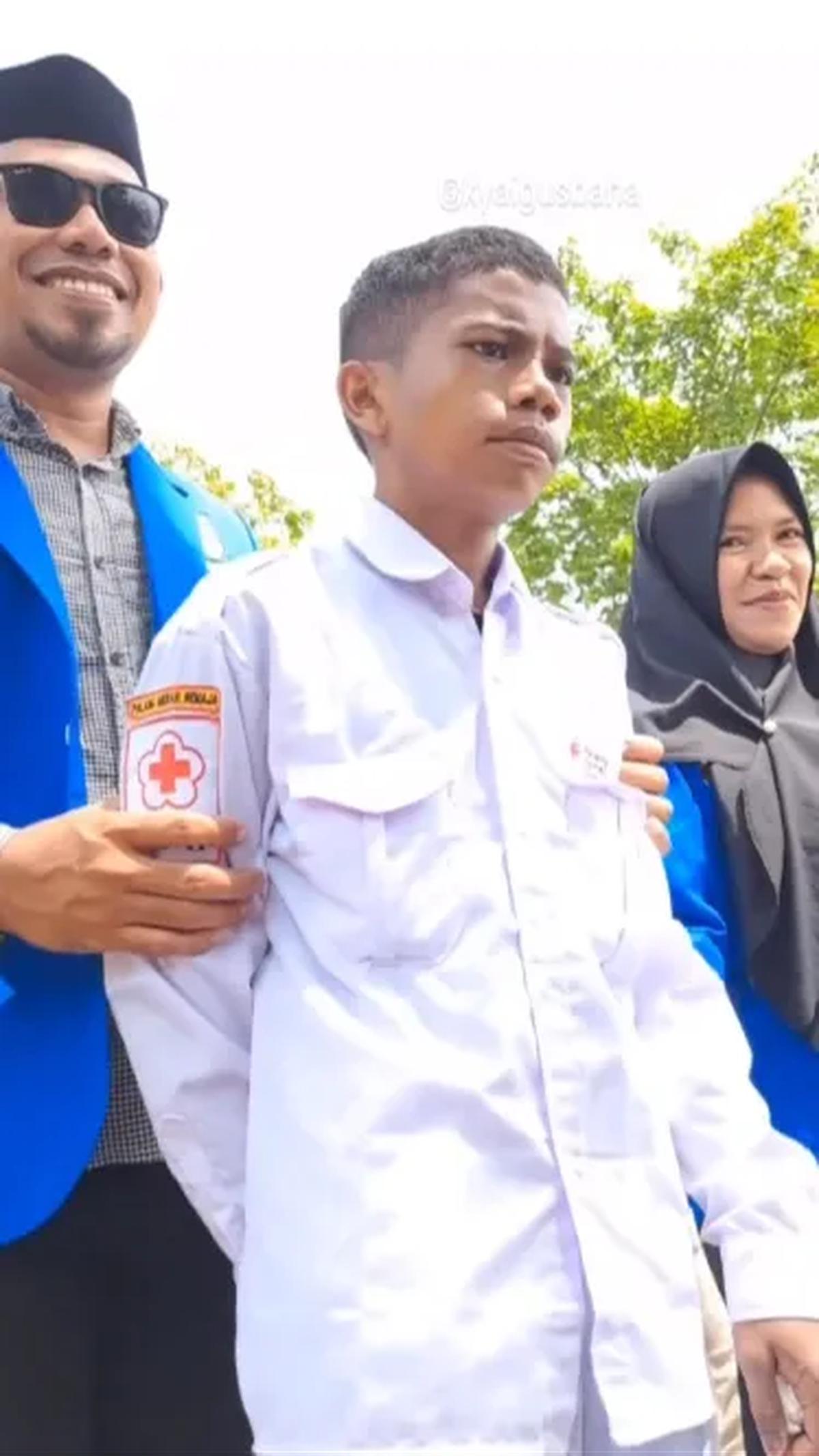 "Gimana badannya sakit gak, naik tiang bendera itu," tanya salah satu peserta.

Riski hanya tersenyum.