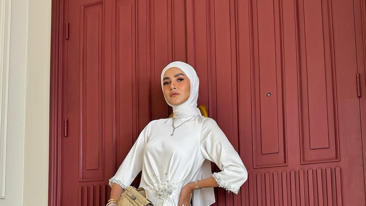 5 Potret Gamis ala Olla Ramlan yang Bisa Jadi Inspirasi Baju Lebaran yang Modis dan Stylish