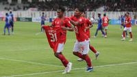 Selebrasi pemain Malut United, Frets Butuan (kiri) bersama rekanya, Aditya Putra Dewa setelah mencetak gol penyeimbang 1-1 ke gawang Persiraja Banda Aceh lewat eksekusi penalti pada laga leg kedua perebutan tempat ketiga Pegadaian Liga 2 2023/2024 atau playoff promosi Liga 1 2024/2025 di Stadion Madya, Senayan, Jakarta, Sabtu (9/3/2024). (Bola.com/Abdul Aziz)