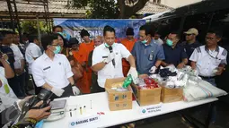 Kepala BNN Komjen Budi Waseso menunjukkan barang bukti narkotika di Gedung BNN, Jakarta, Rabu (4/8). BNN memusnahkan barang bukti narkotika jenis sabu seberat 68 kg dari jaringan sindikat lapas dengan enam orang tersangka. (Liputan6.com/Immanuel Antonius)