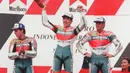 Tiga pembalap Repsol Honda Tadayuki Okada, Mick Doohan dan Alex Criville naik podium GP Indonesia 1997 di Sirkuit Sentul. (AFP PHOTO)