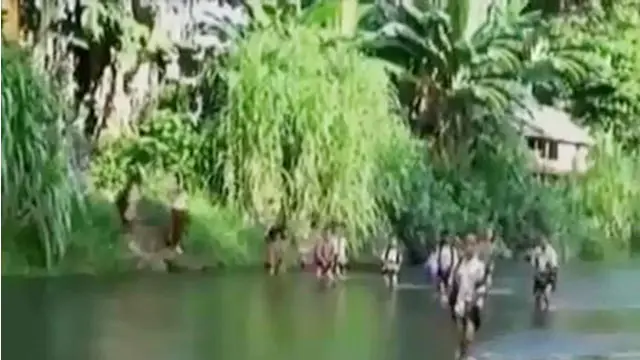 Kilas Indonesia: Siswa Mamuju Terpaksa Seberangi Sungai Karena Jembatan Ambruk