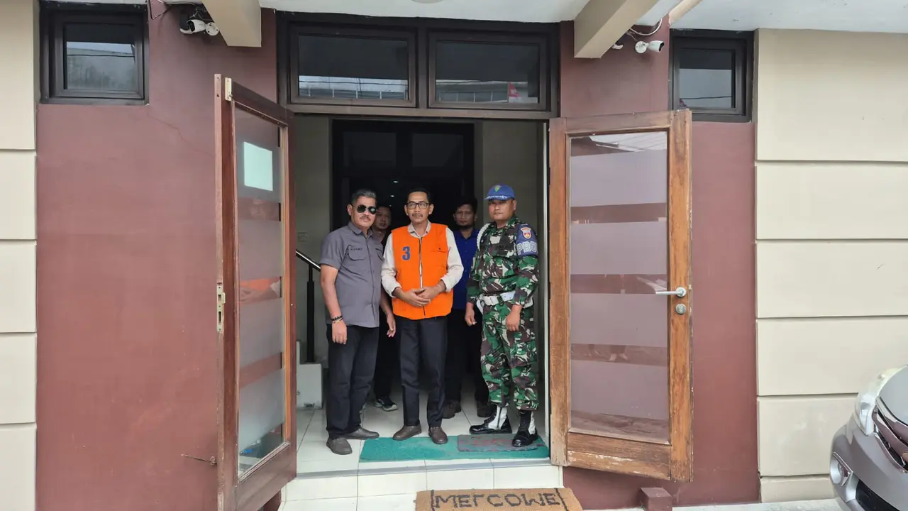 Lurah dan Carik Kalurahan Bohol, Kapanewon Rongkop ditahan kejaksaan terkait dugaan penyalahgunaan dalam pengelolaan dana desa.