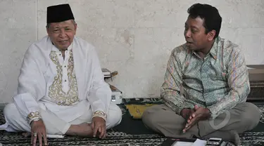 Ketum PPP versi Muktamar Surabaya, Romahurmuzy (kanan) berbincang dengan mantan Wapres RI, Hamzah Haz di kawasan Kuningan, Jakarta, Selasa (7/4/2015). Pertemuan dihadiri para petinggi partai tersebut dan berlangsung tertutup. (Liputan6.com/Johan Tallo)